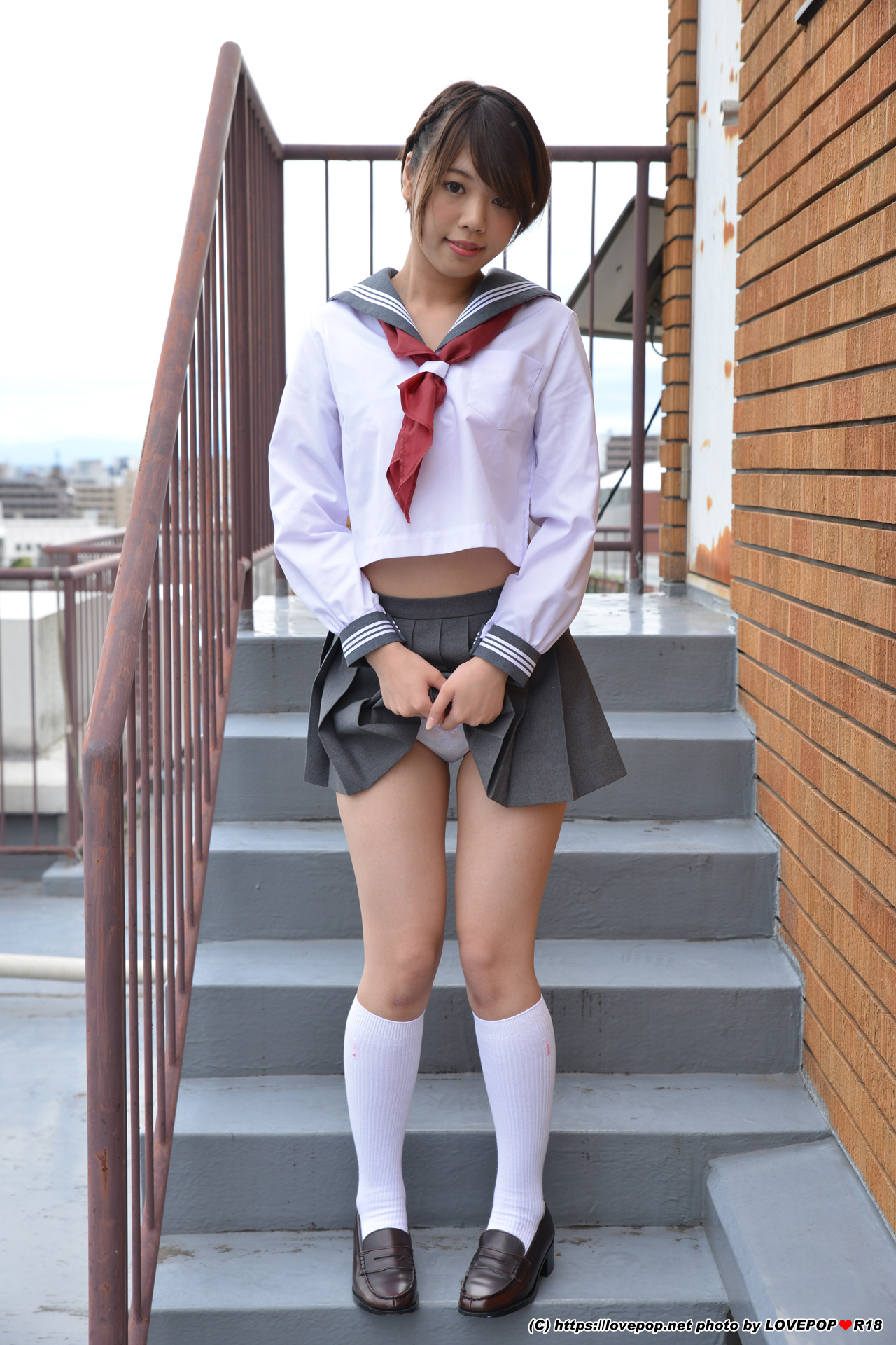 セーラー服　開脚パンチラ 