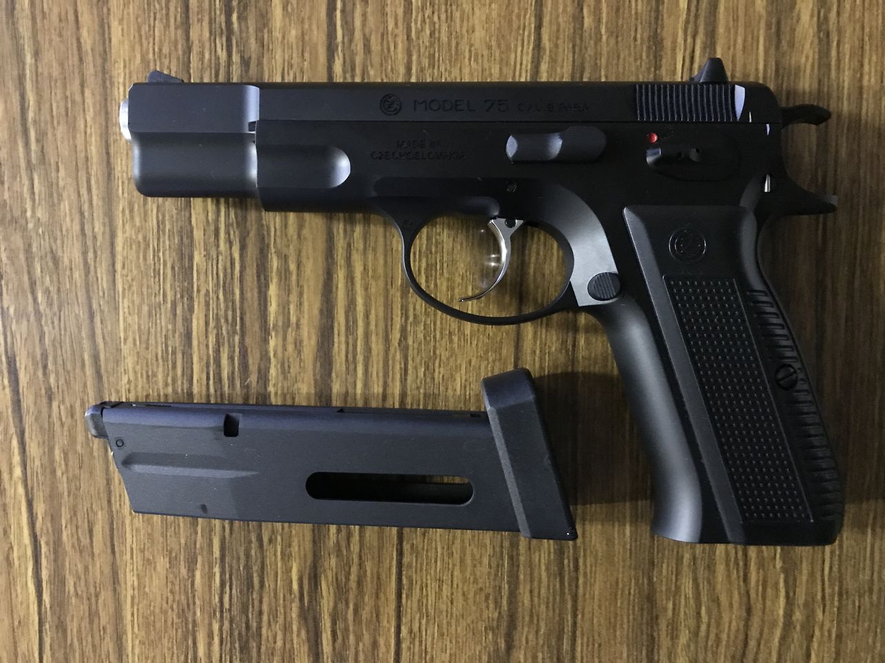 おすすめ 冬でも快調 Co2ガスブロ ハンドガン Bravo1は自重で落下します