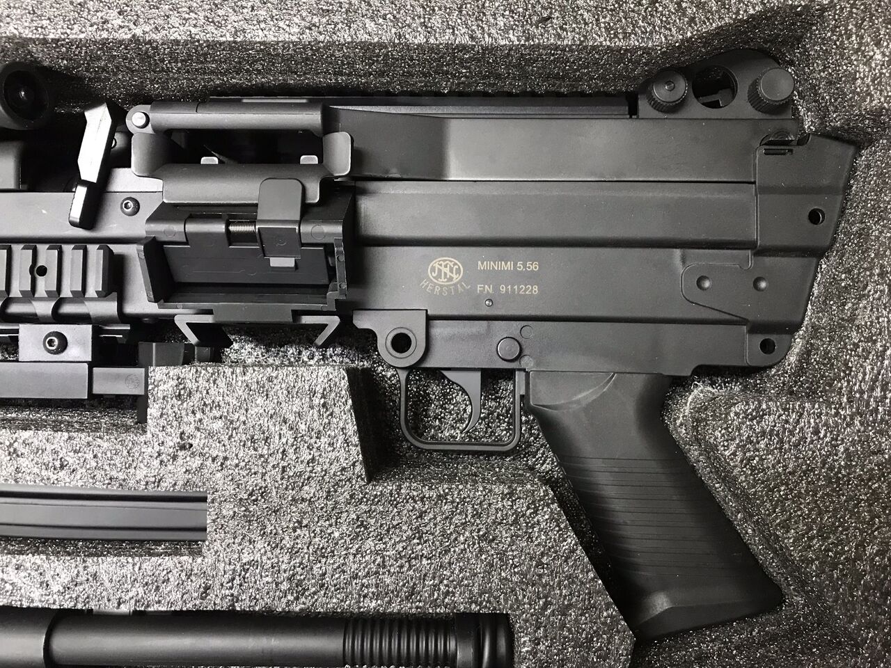 エアガンレビュー S T M249 Para スポーツライン Bravo1は自重で落下します
