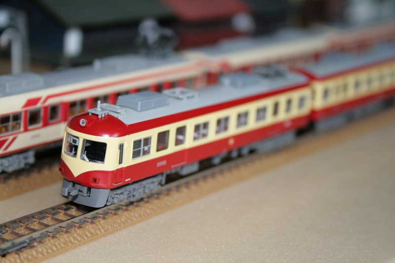 ながでん2000系りんご塗装入線 -- 鉄コレ2000系と比較 : 電子