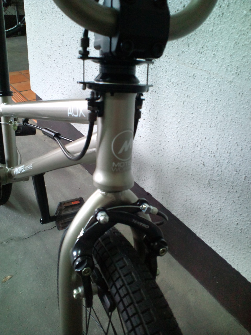 Motel Works AUX Ver.2 2012 : 電子仕掛けのリンゴ