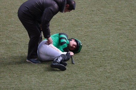 田口貫太がパドックで落馬負傷　5R以降は乗り替わり