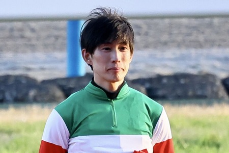 【桜花賞】藤岡康太が落馬でエトヴプレ鮫島克駿に乗り替わり