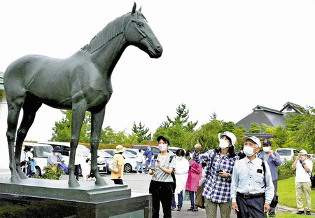 大山ヒルズに無敗三冠馬「コントレイル像」