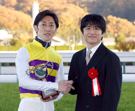 福島記念プレゼンターの男、騎手より小さい