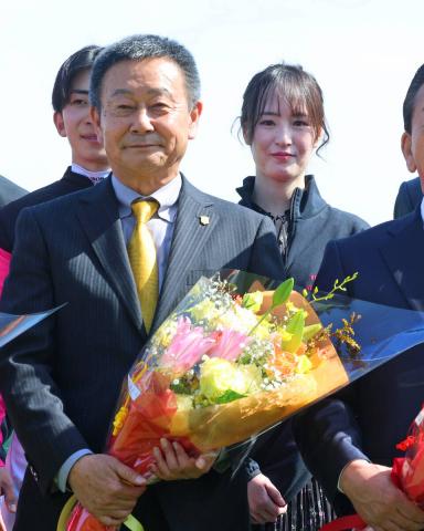 藤田菜七子さん、根本師の引退セレモニーで中山に参上