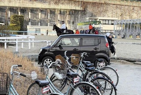 栗東トレセン内に一般の軽自動車が進入し暴走 関係者騒然