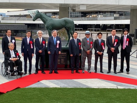 京都競馬場にコントレイル像設置