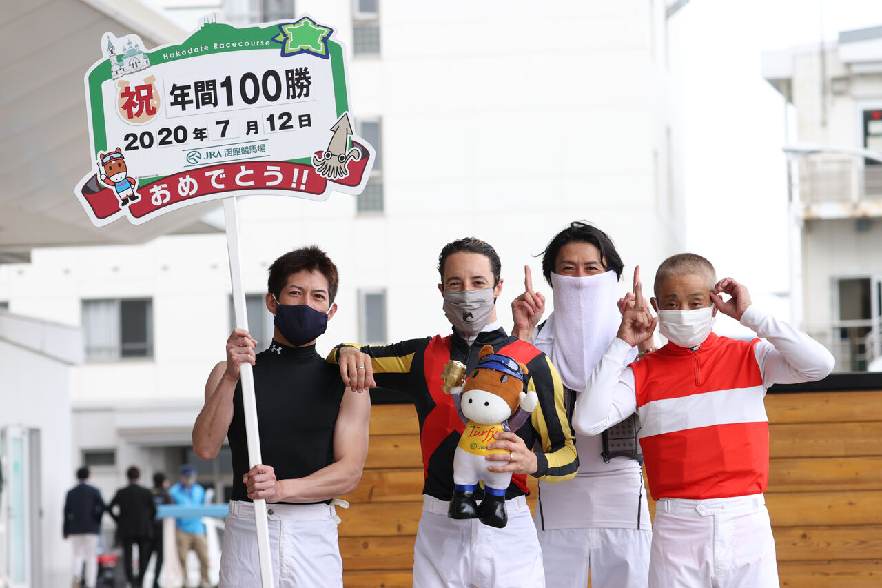 ルメール100勝 岩田や柴山が祝福に駆けつける うまなみ 競馬にゅーす速報 ルメール100勝 岩田や柴山が祝福に駆けつける うまなみ 競馬にゅーす速報