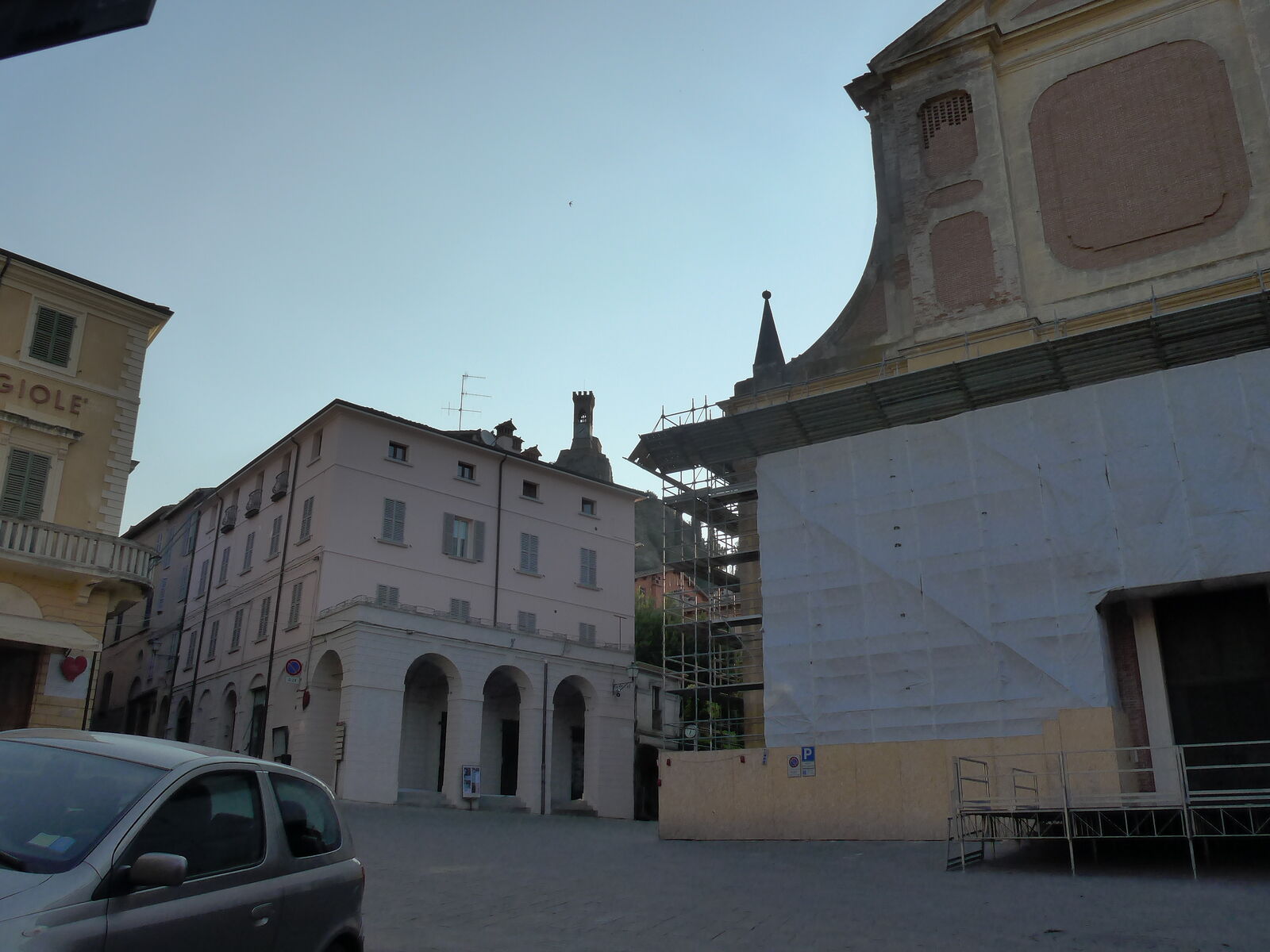 ブリジゲッラの町歩き その10 時計塔 イタリア芸術を楽しむ ブリジゲッラの町歩き その10 時計塔 イタリア芸術を楽しむ