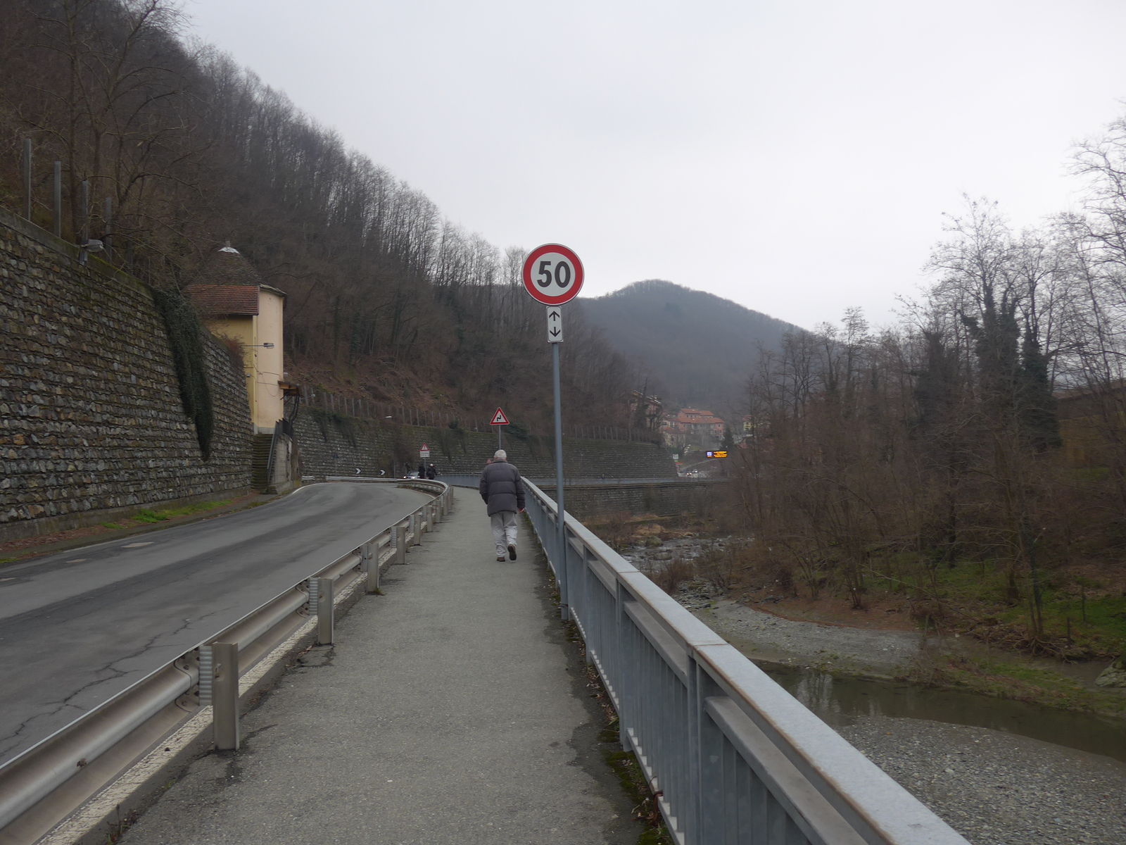 P1890879