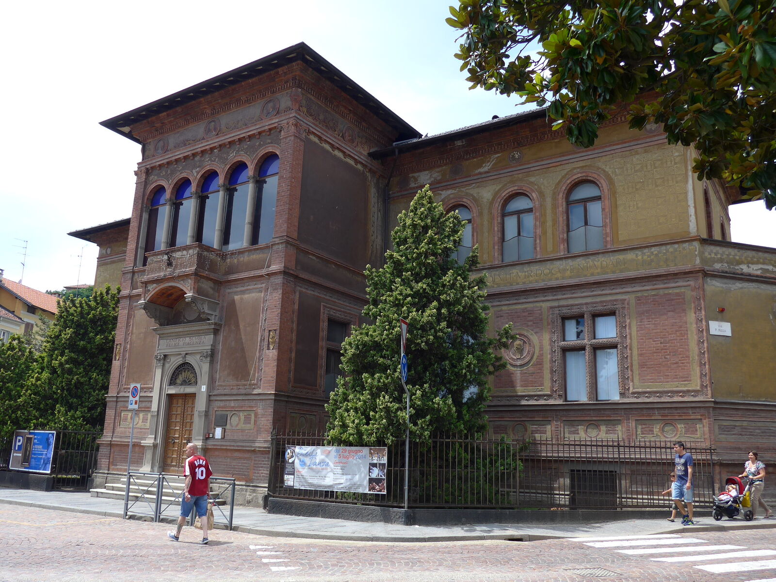 P1340892