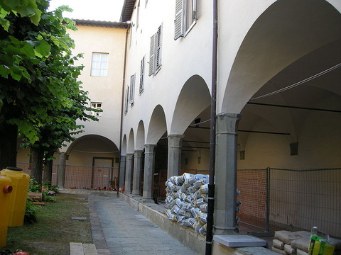 800px-Convento_di_Fuligno,_chiostro_01
