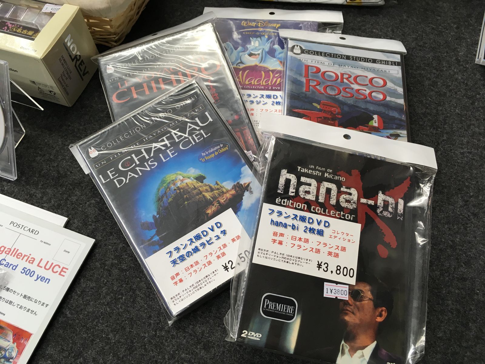 アーティストは動物の魅力的なバージョンを描きます