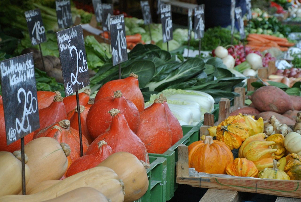 日本人アーティストが果物や野菜を美しい芸術作品に変える
