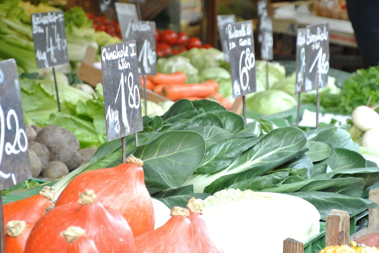 日本人アーティストが果物や野菜を美しい芸術作品に変える