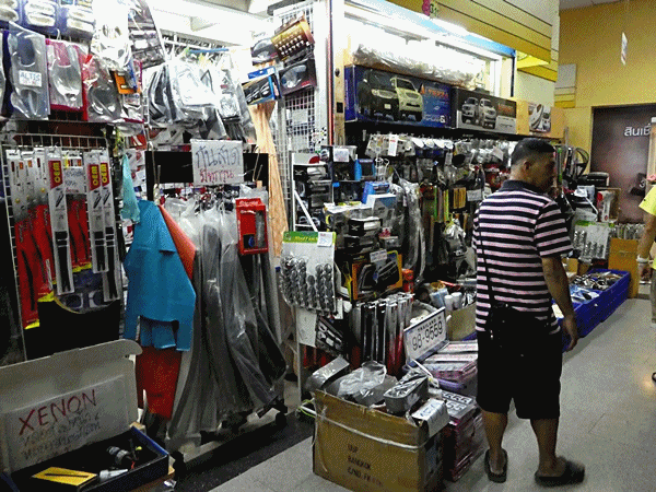 216カー用品店が集まったビル