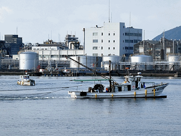 170工場の前で漁