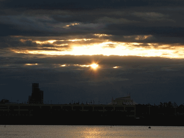 120雲の切れ間から初日