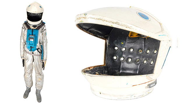 プロップ】『2001年宇宙の旅』で使用された宇宙服とヘルメットが プロップ】『2001年宇宙の旅』で使用された宇宙服とヘルメットが
