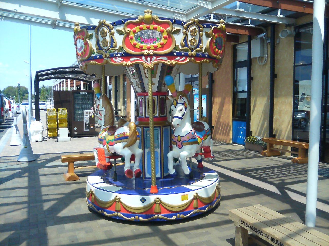 道の駅しもつけ」（栃木県下野市） : メリーゴーランド（メリーゴー