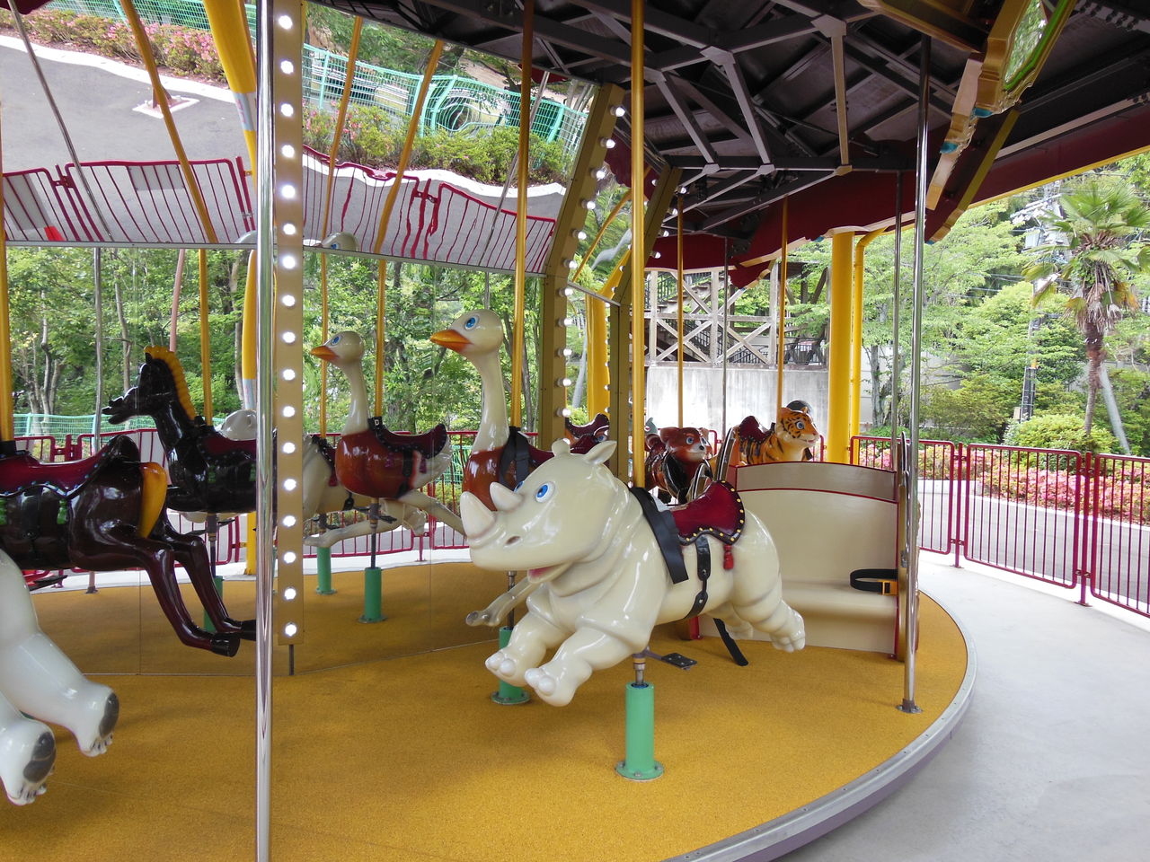 日本平動物園 静岡県静岡市駿河区 メリーゴーランド メリーゴーラウンド 研究家ルートヴィヒ ヴァン 1998 メリーゴーランドの旅 Sober Curious ソバーキュリアス