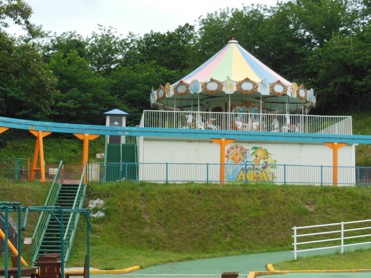 大森山動物園 秋田県秋田市 メリーゴーランド メリーゴーラウンド 研究家ルートヴィヒ ヴァン 1998 メリーゴーランドの旅 Sober Curious ソバーキュリアス