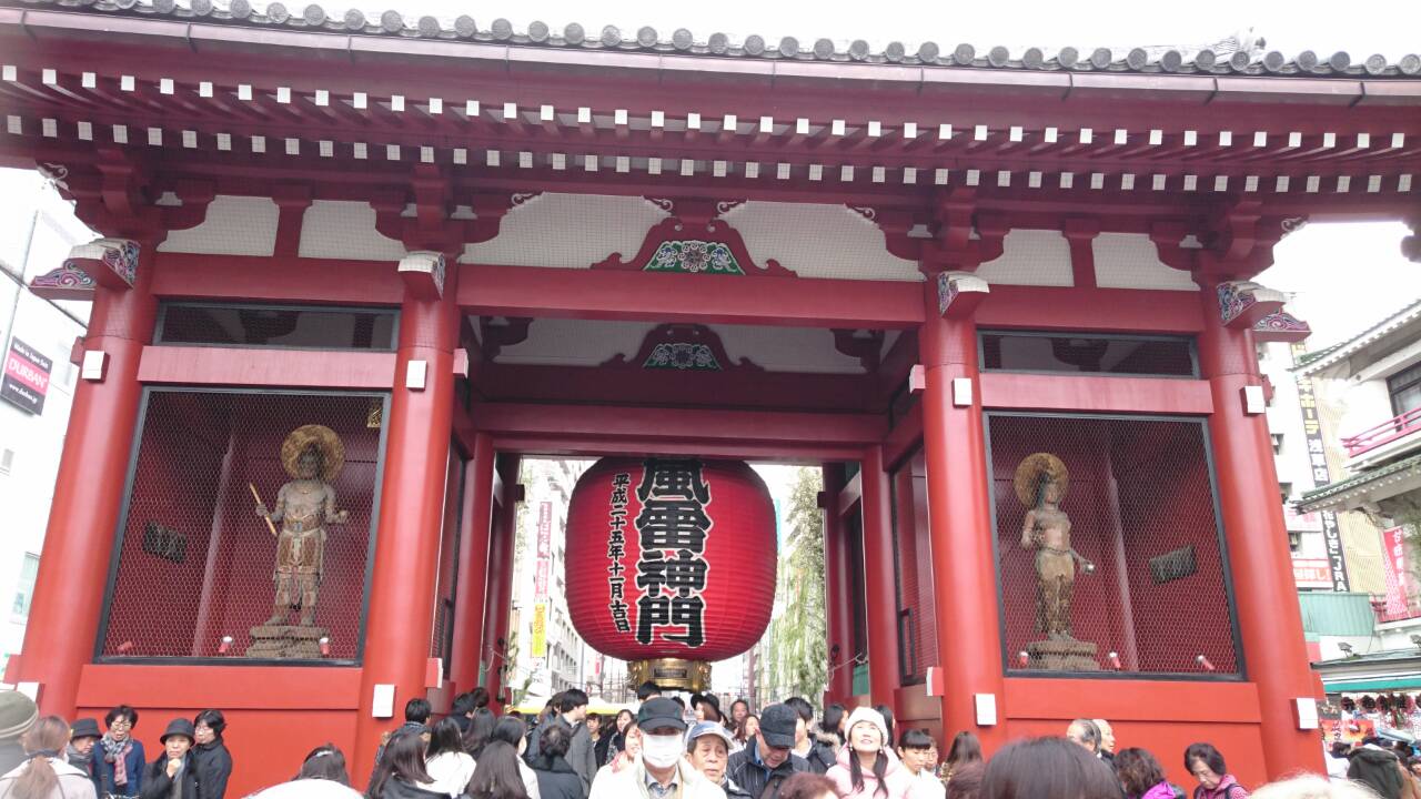 浅草雷門の仲見世通りで食べ歩き パチプロ琉涙とブリショの小梅 浅草雷門の仲見世通りで食べ歩き パチプロ琉涙とブリショの小梅