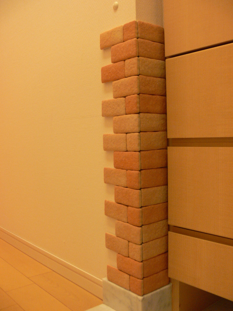 齧られた壁のdiyリフォームしてみました 玄関編 月からやって来たルナくんと兎いっぱい夢いっぱい