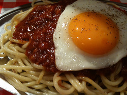 スパゲティーのパンチョ ミートソース(目玉焼き)