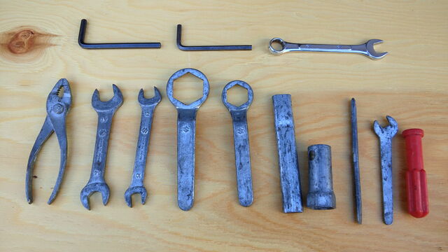 スズキハスラー Ts250 Ts400 の純正車載工具 旧車ピカピカ計画２ バイク レストア