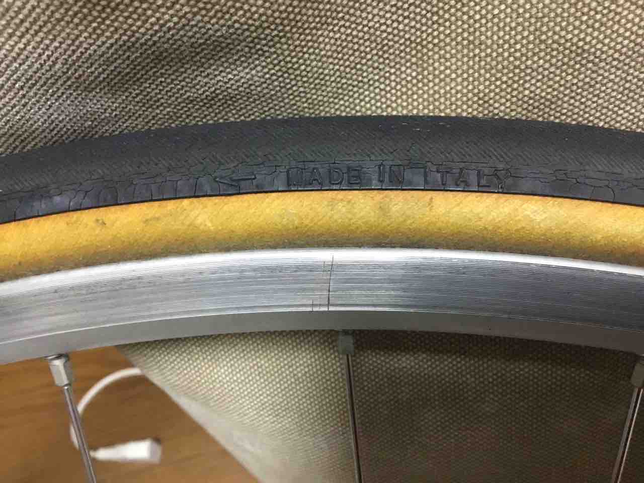 雨の日は鬼の居ぬ間にクロモリロードのタイヤを交換 鳳凰号に乗って路地裏を走る