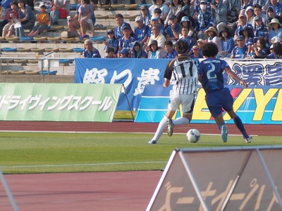 競り合い!