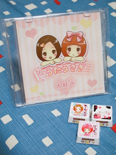 CD、可愛いチロルチョコつき。