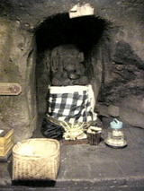 ゴア・ガジャ洞窟内の神像