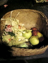 ゴア・ガジャ洞窟内のお供えもの