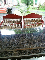 NEKA美術館ジュゴグと木彫りテーブル