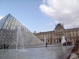 ルーブル美術前