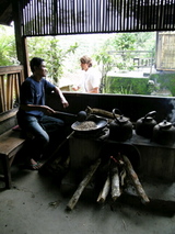 コーヒー豆を煎ってます