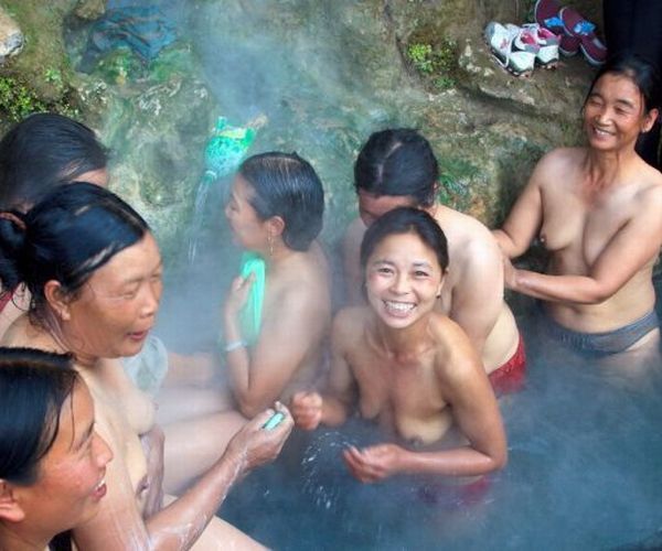 【画像】不衛生すぎる中国の露天風呂をご覧くださいｗｗｗｗｗ（素人）