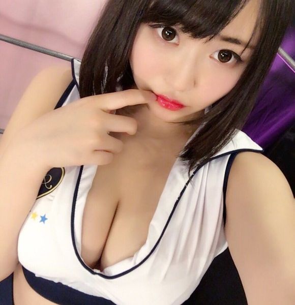 思わず2度見してしまう巨乳の胸の谷間のエロ画像