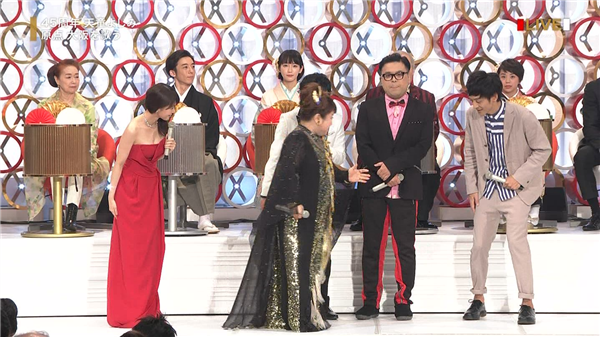 【画像GIF】有村架純さん、紅白でウヒョヒョおっぱいを披露