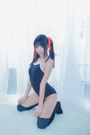 美少女コスプレイヤーのスクール水着のエッロい脚画像！