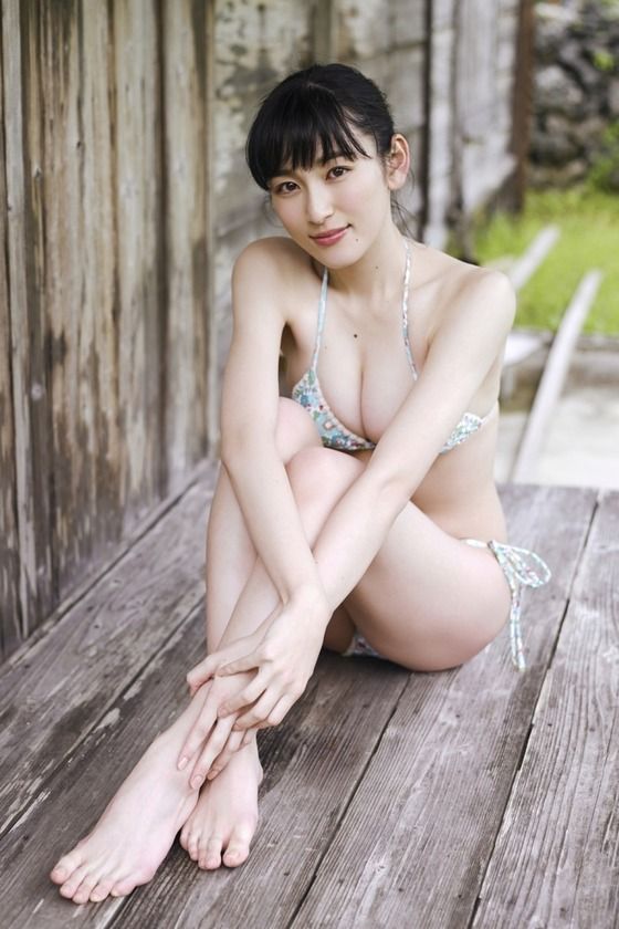 B86W59H86、注目の女優・宮下かな子が初水着グラビア 	魅力的な”美くびれ”＆”ふっくらバスト”
