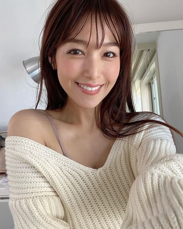 【画像】鷲見玲奈アナ、鎖骨ハッキリ肩出しショット公開！