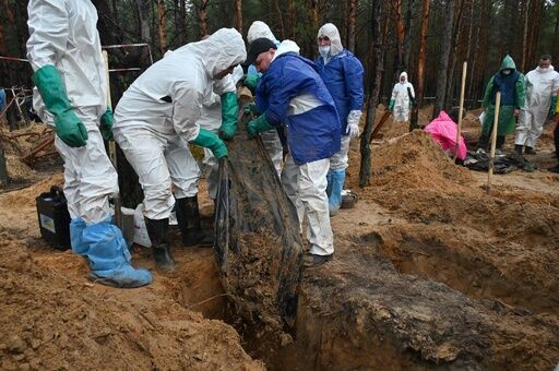 ミリサバ最前線速報【画像】イジューム集団墓地の遺体、30人に「拷問の痕」 性器切断も!コメントする