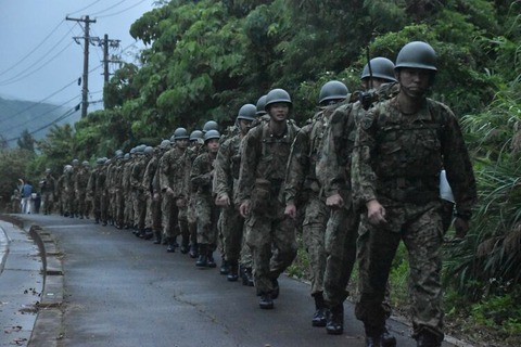 【動画】「石垣駐屯地で陸自が公道訓練開始!」30人の隊員が行軍の訓練に挑む! : ミリサバ最前線速報