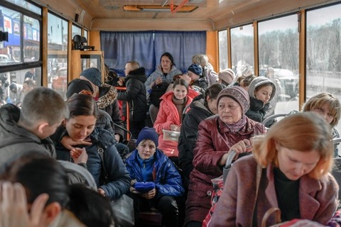 ミリサバ最前線速報【悲惨】ロシア占領下のイジュームで監禁・性暴行された女性が語る「地獄の10日間」……【動画】監禁された小屋へ戻ったアラが語る「私がロシア兵にされたこと」コメントする