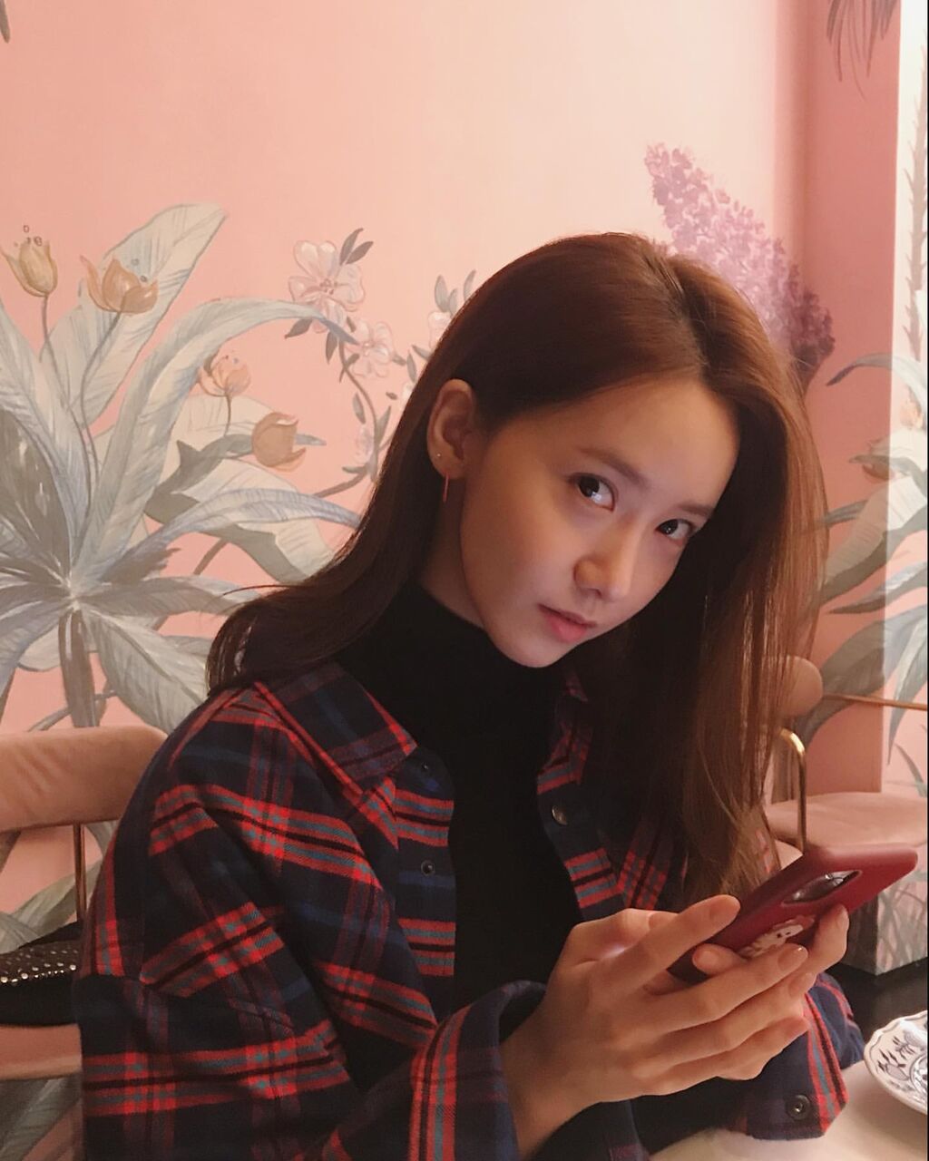 画像2枚 少女時代ユナ 携帯電話を見ながらカメラを見上げる たこちゃんおすすめ 韓国ドラマ 俳優
