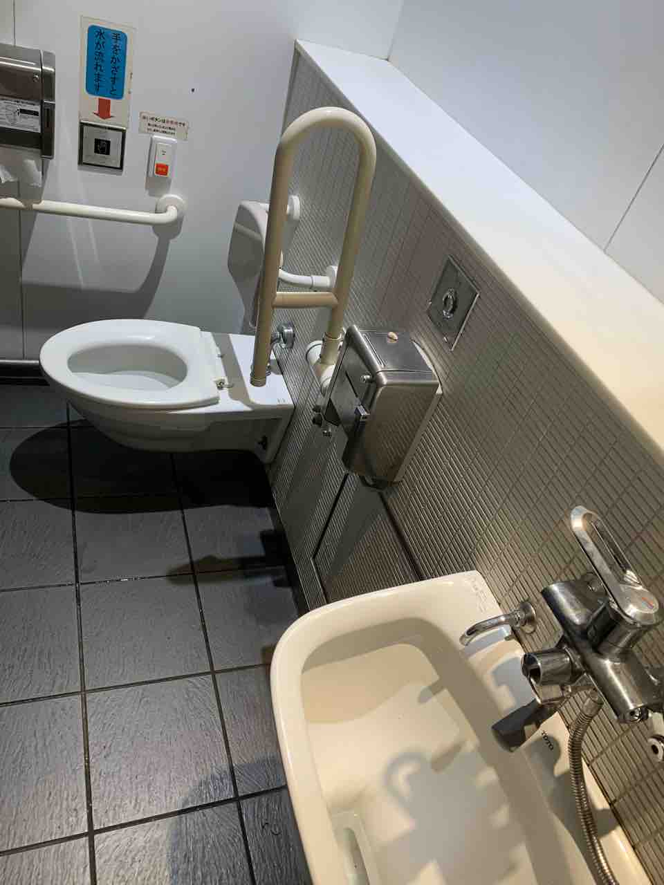 JR川崎駅前、南口公衆トイレの多目的トイレ オストメイトの情報発信メディア「オスとぴ」！